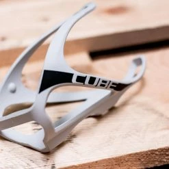 Cube Flaschenhalter HPP Matt Light Grey N Black -Ergon Verkäufe 13026 cube flachenhalter hpp light grey matt 1 2 1280x1280