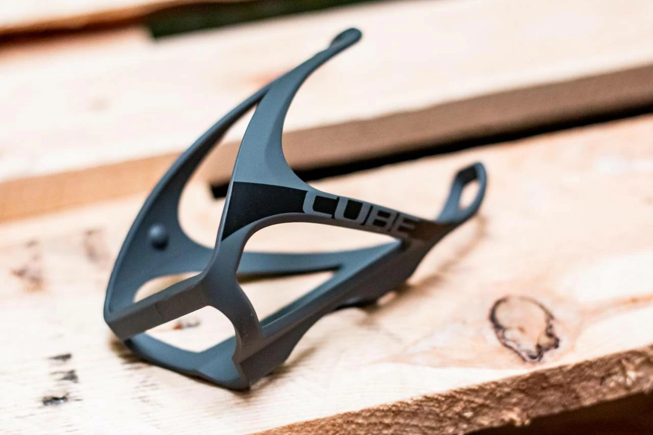 Cube Flaschenhalter HPP Matt Grey N Black 5 Cube Flaschenhalter HPP Matt Grey N Black – Bild 3