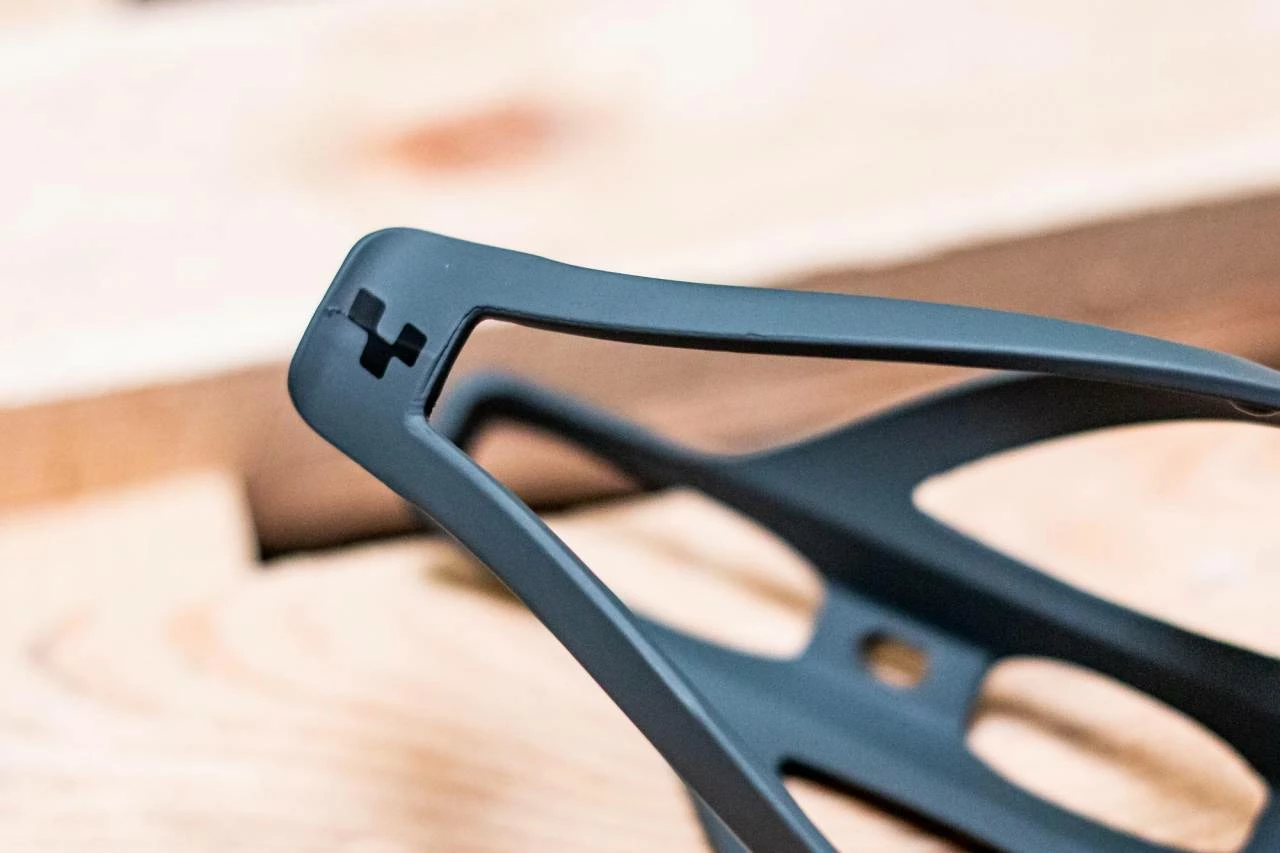 Cube Flaschenhalter HPP Matt Grey N Black 6 Cube Flaschenhalter HPP Matt Grey N Black – Bild 4