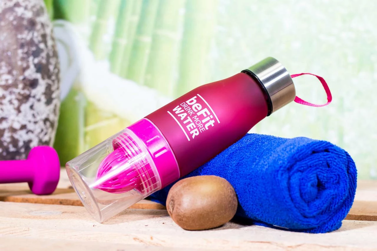 DIVERS Trinkflasche Mit Zitronenpresse & Fruchtbehälter 650ml Pink 9 DIVERS Trinkflasche Mit Zitronenpresse & Fruchtbehälter 650ml Pink – Bild 7